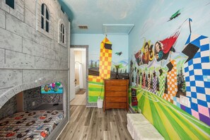 5 Schlafzimmer, Zimmersafe, Schreibtisch, Bügeleisen/Bügelbrett