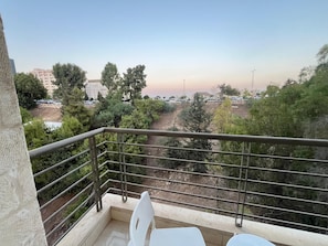 Property grounds - Central Secured Compound 2-bedroom apartment in Amman with AC and comfort (Amman)