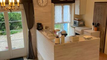 Køleskab, mikrobølgeovn, ovn, kogeplade