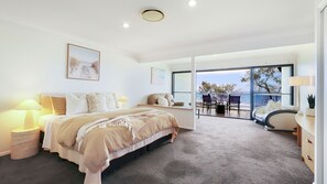 4 bedrooms, desk, iron/ironing board, free WiFi - 38/1 Pebble Beach Drive Coral Cove (Coral Cove)