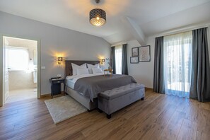 5 soverom, skrivebord, strykejern/-brett og reiseseng for barn