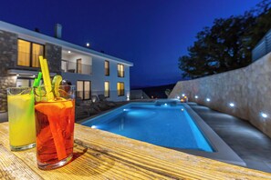 Utendørsbasseng og et oppvarmet basseng