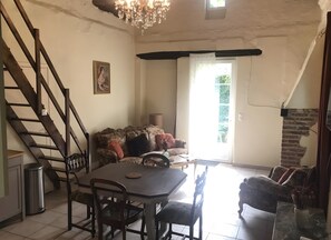 Televisio, takka, pöytätennispöytä