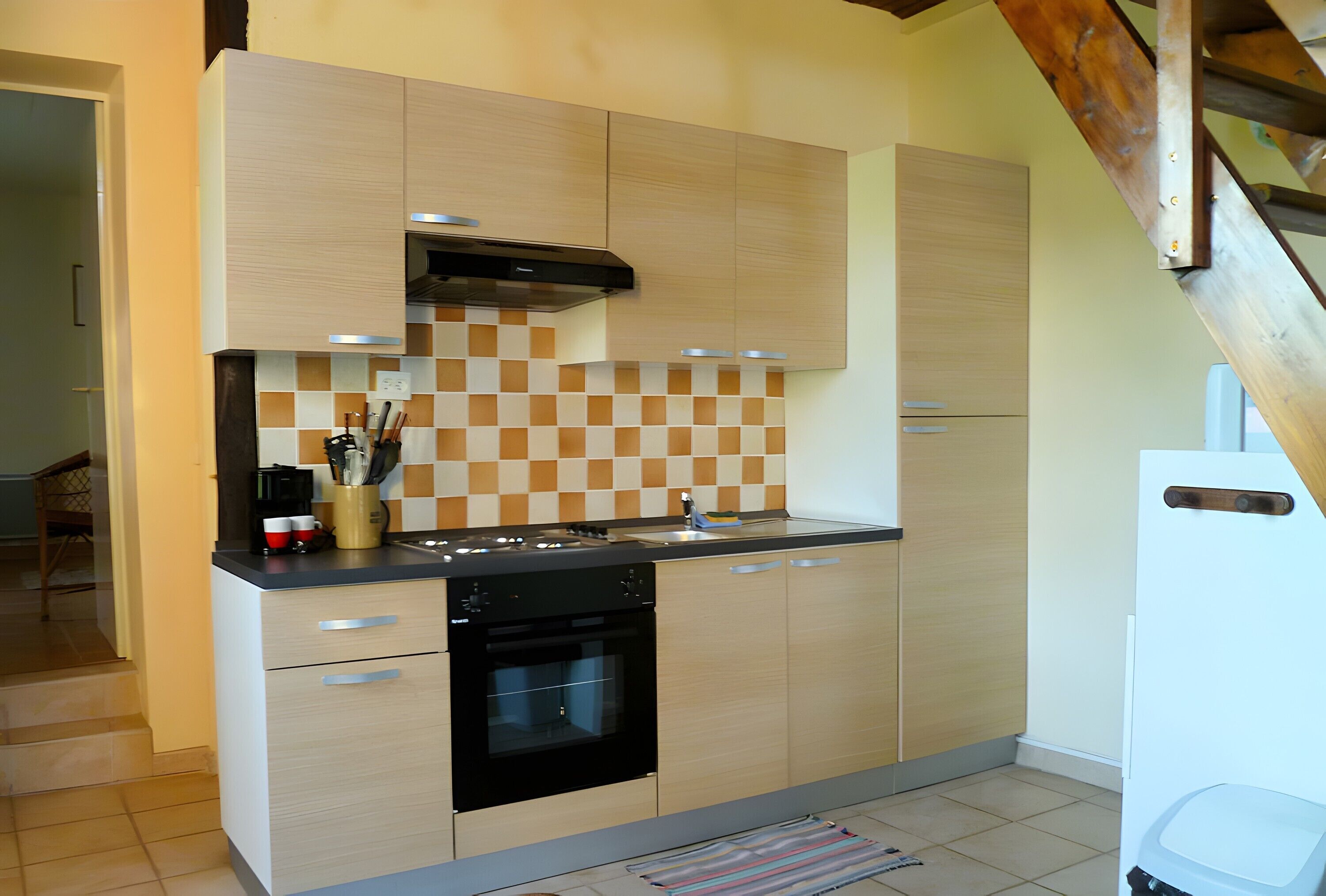 Jääkaappi, mikroaaltouuni, uuni, liesi