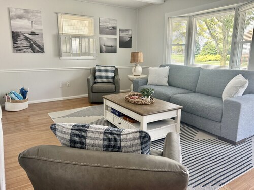 Beachglass Bungalow - Cozy Beach Retreat in Huron, Ohio