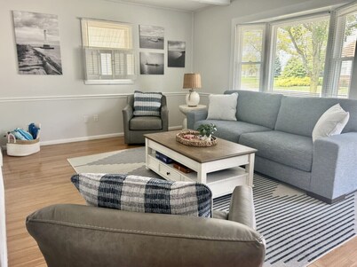 Beachglass Bungalow - Cozy Beach Retreat in Huron, Ohio