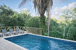 Outdoor pool - Juno Beach Villa: Rustic Luxury meets barefoot charm. (Roatan)