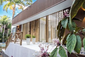 Exterior - Juno Beach Villa: Rustic Luxury meets barefoot charm. (Roatan)