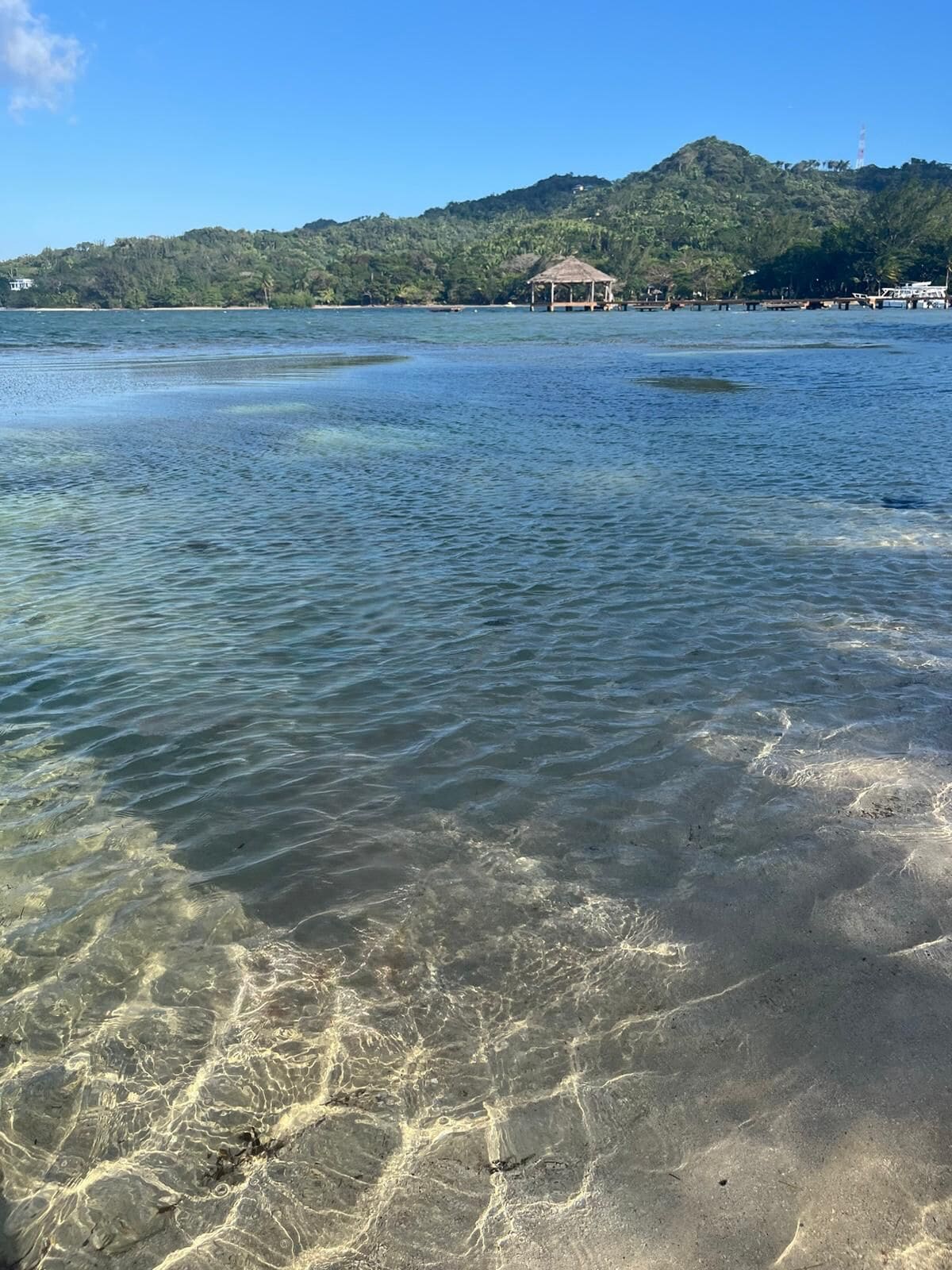 Playa en los alrededores, camastros y toallas de playa 