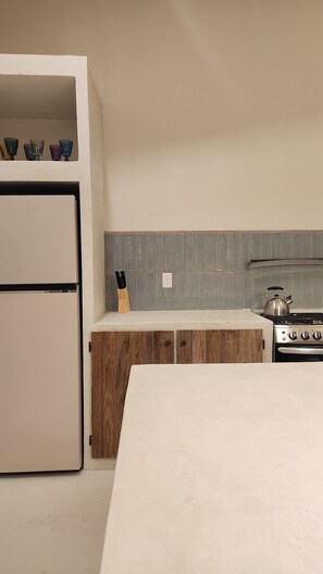 Mikrobølgeovn, ovn, kokeplater og oppvaskmaskin