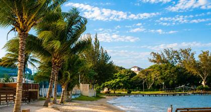 A retreat with a garden and swimming pool next to the lagoon.