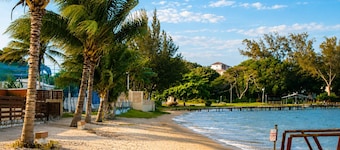 A retreat with a garden and swimming pool next to the lagoon.