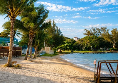 A retreat with a garden and swimming pool next to the lagoon.