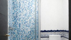 Basic Double Room | Bilik Mandi
