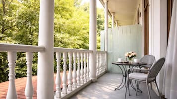 Kamar Double Basic | Tempat makan outdoor