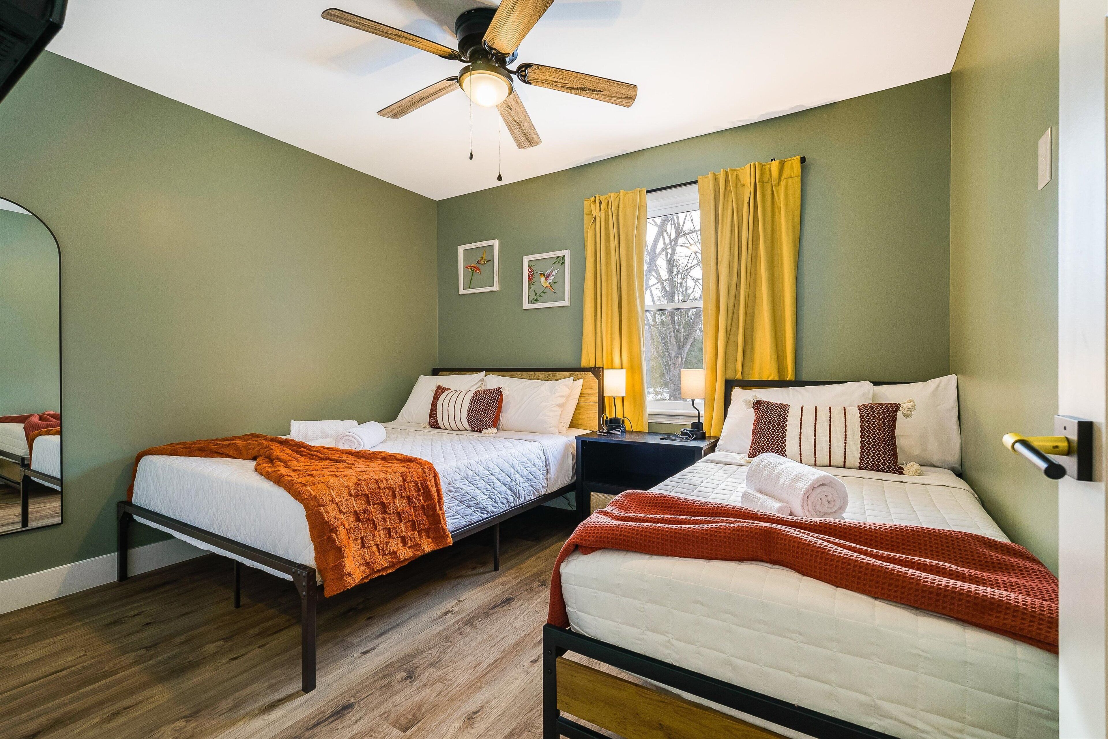 3 bedrooms, desk, iron/ironing board, travel crib