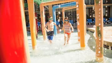 Piscine extérieure en saison