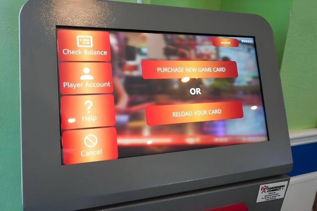 Interfaz de una máquina de juegos con opciones como 'Consultar saldo', 'Cuenta de jugador', 'Ayuda' y 'Cancelar'.