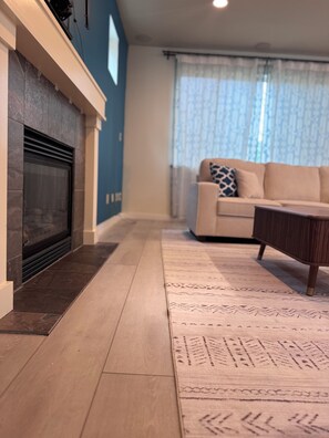 Living area - Lovely 4-bedroom house in Everett perfect for your getaway (Everett)