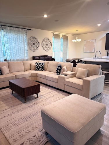 Lovely 4-bedroom house in Everett perfect for your getaway