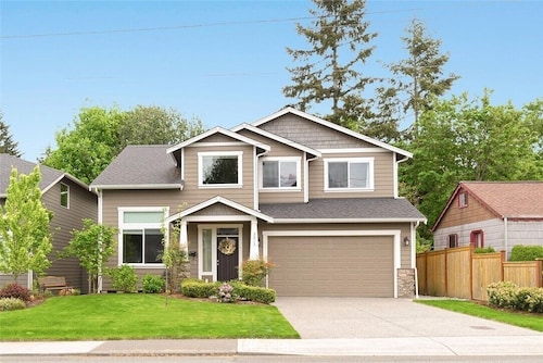 Lovely 4-bedroom house in Everett perfect for your getaway