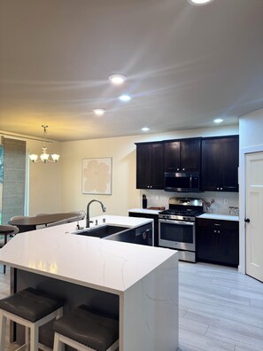 Fridge, microwave, oven, stovetop - Lovely 4-bedroom house in Everett perfect for your getaway (Everett)