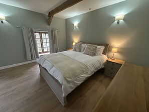 Travel crib, internet, bed sheets, wheelchair access