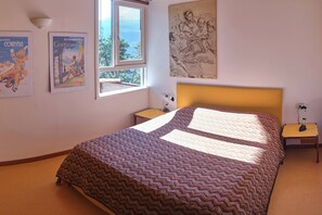 2 quartos, escrivaninha, ferros/tábuas de passar roupa