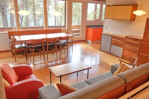 Smart TV, livros, aparelho de som