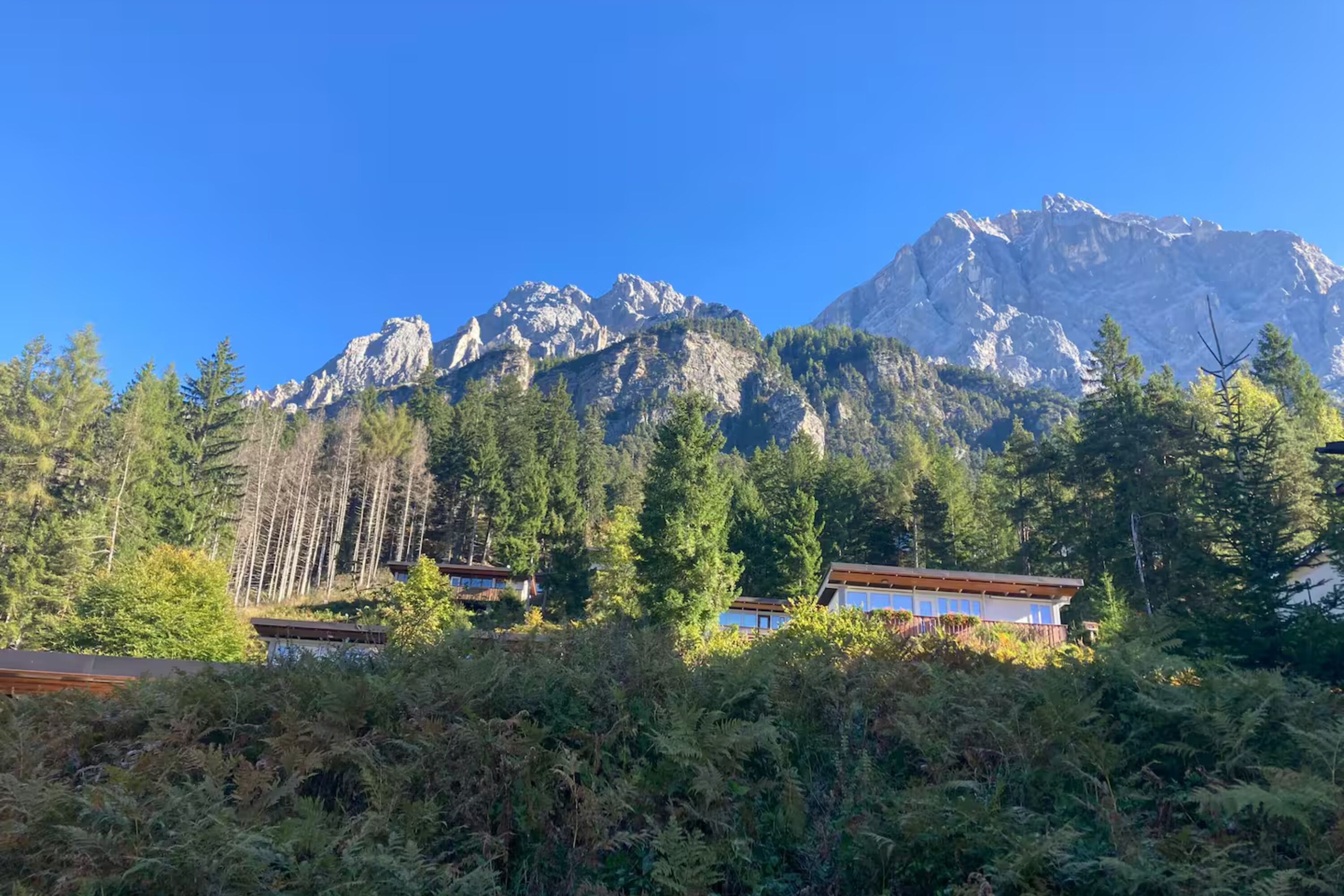 Eine Berglandschaft mit blauem Himmel.
