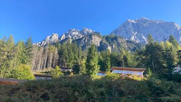 Eine Berglandschaft mit blauem Himmel.