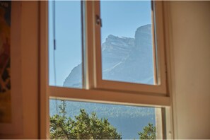 Una finestra amb vista a un paisatge de muntanya.