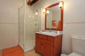 Secadora de cabello, toallas, papel de baño 