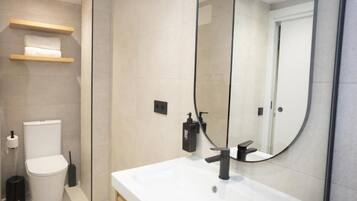 Appartement, patio, uitzicht op stad | Badkamer