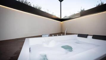 Appartement, patio, uitzicht op stad | Spabad buiten