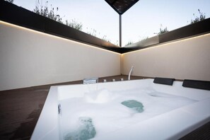 Appartement, patio, uitzicht op stad | Spabad buiten