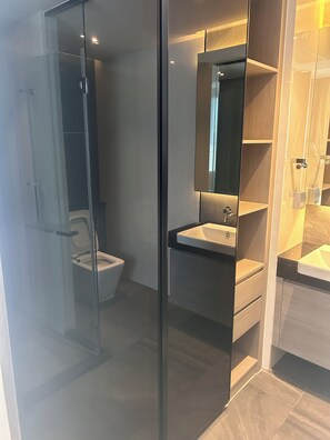 Shower, hair dryer, bidet, towels - Top Floor New Amazing Studio with Sea View (Muang Pattaya)