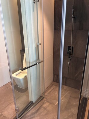 Shower, hair dryer, bidet, towels - Top Floor New Amazing Studio with Sea View (Muang Pattaya)