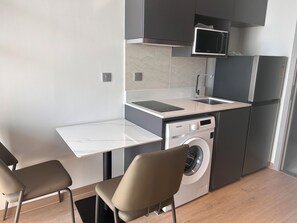 Microwave, electric kettle, toaster, paper towels - Top Floor New Amazing Studio with Sea View (Muang Pattaya)