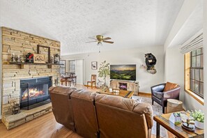 TV, fireplace, table football, ping pong - Smoky Arrow | Hot Tub • Game Room • 3 min to Dollywood (Sevierville)