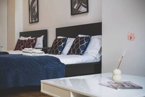 Iron/ironing board, WiFi, bed sheets - Deluxe Barbican Duplex – Urban Retreat with Private Garden & Arcade Fun (London)