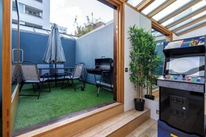 Outdoor dining - Deluxe Barbican Duplex – Urban Retreat with Private Garden & Arcade Fun (London)