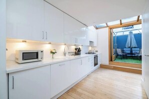 Private kitchen - Deluxe Barbican Duplex – Urban Retreat with Private Garden & Arcade Fun (London)