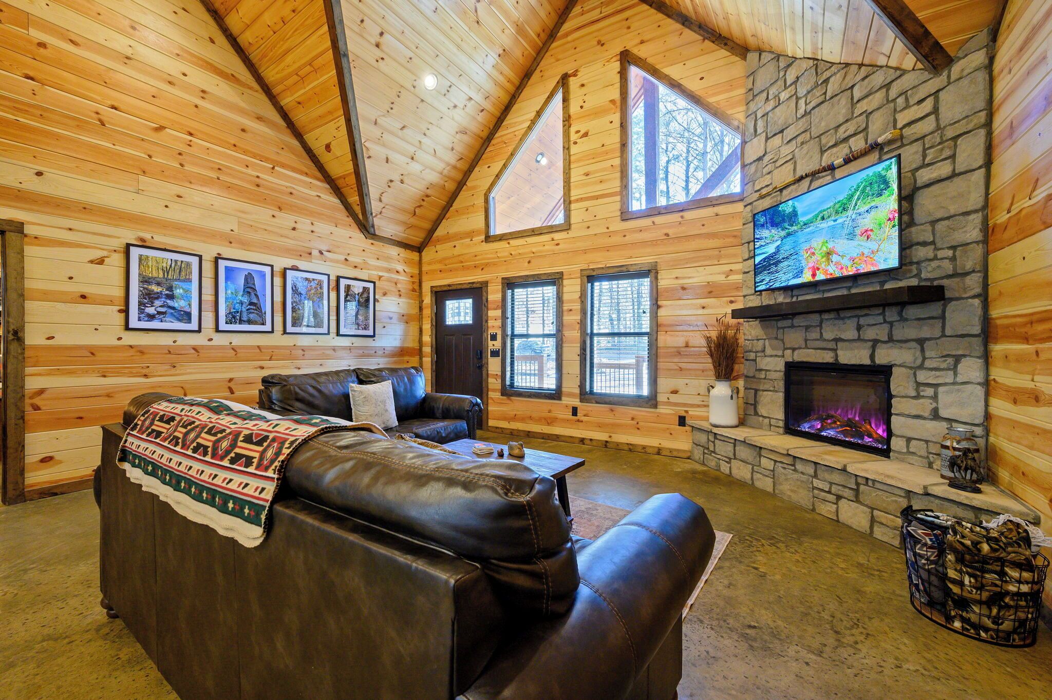 Älytelevisio, takka, kirjoja