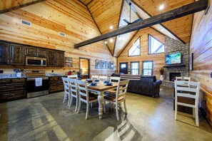 Dining - Cozy 3 bedroom Luxury on 4 acres (broken bow)