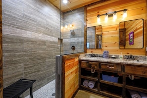 Shower, towels - Blue Eagle 3+ Bedroom on 4 acres (broken bow)