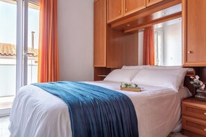 3 bedrooms, iron/ironing board, free WiFi - Tramuntana Apartment near the Old Town (L'Escala)