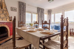 Dining - Tramuntana Apartment near the Old Town (L'Escala)