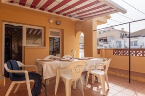 Outdoor dining - Tramuntana Apartment near the Old Town (L'Escala)
