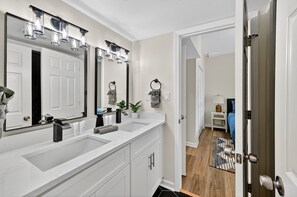 Shower, hair dryer, soap - Grove Park Haven Sleeps 12, Large Backyard (Atlanta)